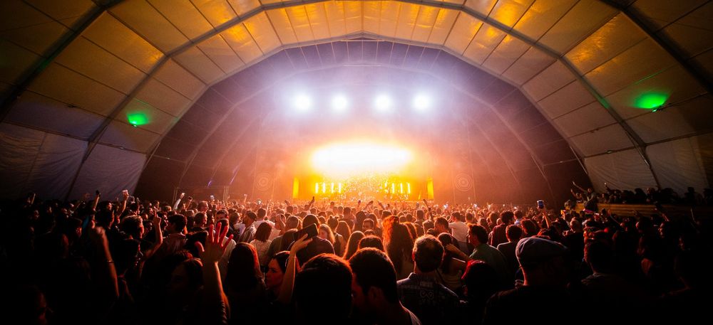 La Cúpula de Son Fusteret llena de público frente al escenario iluminado